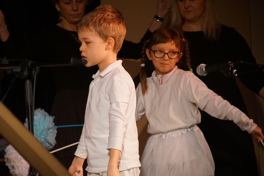 Wesołe piosenki, tańce i zabawy zaprezentowali uczestnicy Zimowego Festiwalu Dzieci i Młodzieży "Kryształowy Sopelek".
