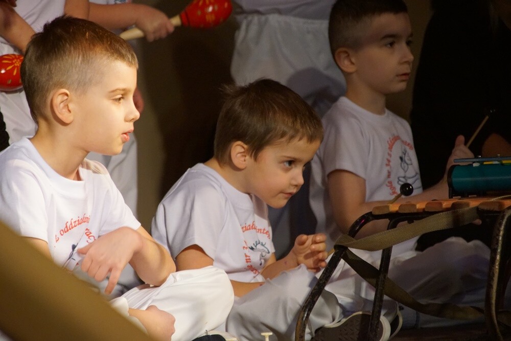 Wesołe piosenki, tańce i zabawy zaprezentowali uczestnicy Zimowego Festiwalu Dzieci i Młodzieży "Kryształowy Sopelek".