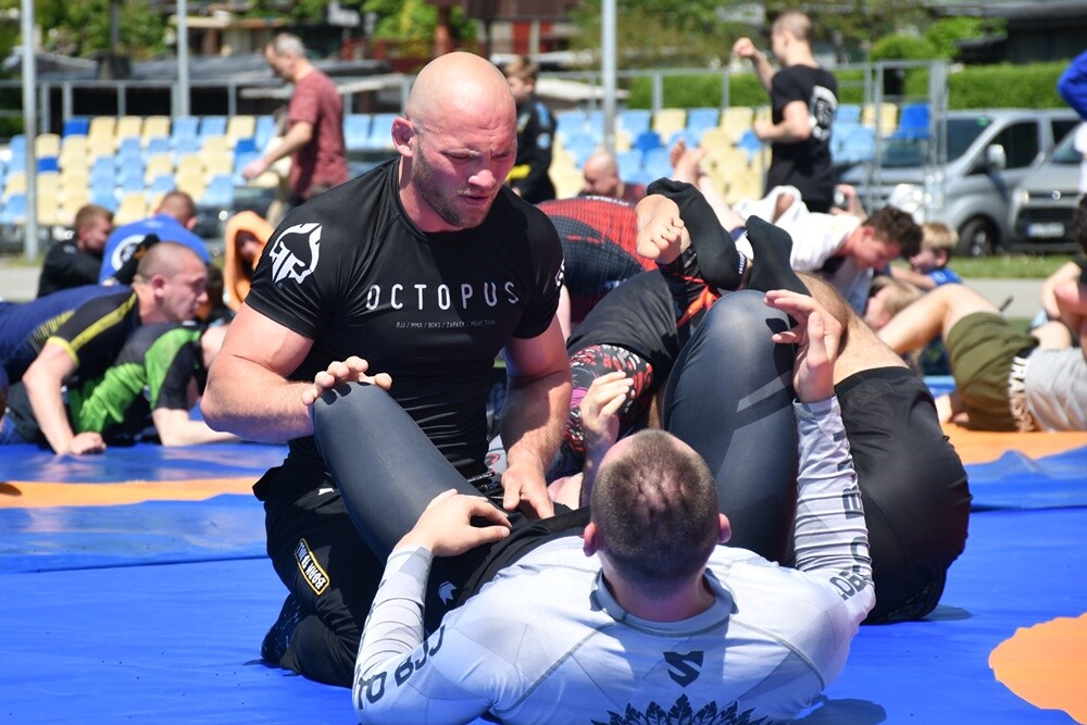 Wczoraj na rudzkiej Burloch Arenie odbyła się szósta edycja, największego w Polsce wydarzenia dla miłośników Brazylijskiego Jiu Jitsu - "Kulanie na lufcie".

fot. Jacek Knapik