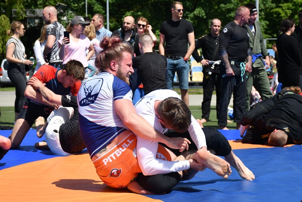 Wczoraj na rudzkiej Burloch Arenie odbyła się szósta edycja, największego w Polsce wydarzenia dla miłośników Brazylijskiego Jiu Jitsu - "Kulanie na lufcie".

fot. Jacek Knapik