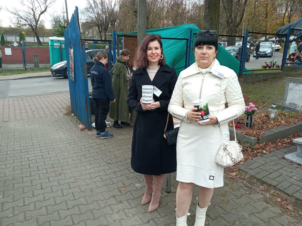 1 listopada członkowie Towarzystwa Miłośników Orzegowa znów zbierali datki na ratowanie zabytkowego starego cmentarza w dzielnicy. Zebrano sporą kwotę!

fot. FB Jerzy Kasperek