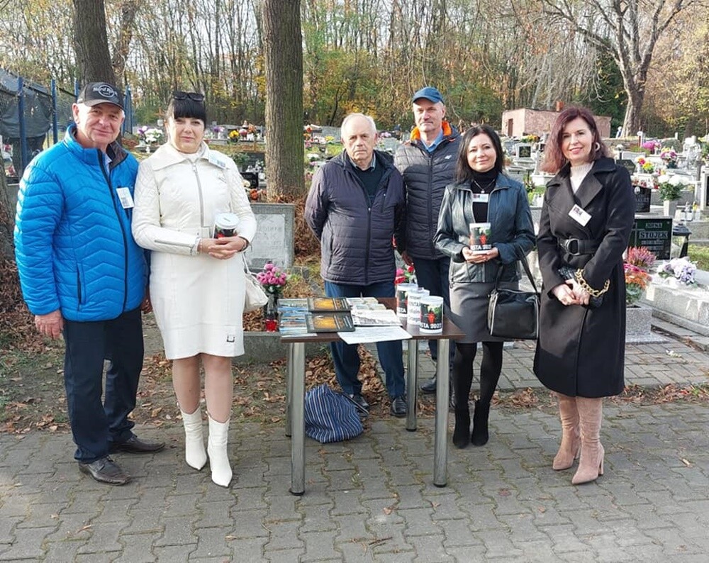 1 listopada członkowie Towarzystwa Miłośników Orzegowa znów zbierali datki na ratowanie zabytkowego starego cmentarza w dzielnicy. Zebrano sporą kwotę!

fot. FB Jerzy Kasperek