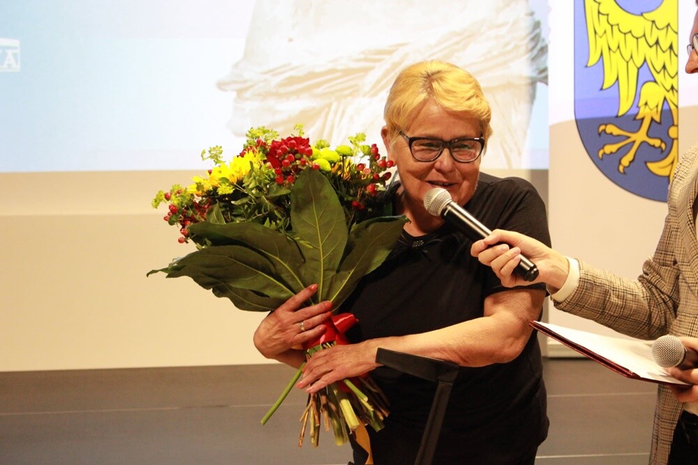 Zaszczytny tytuł przyznawany jest w ramach Konkursu "Lady D. im. Krystyny Bochenek" i trafia do kobiet, które są aktywne społecznie, mimo że borykają się z osobistą niepełnosprawnością.