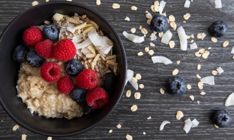 Łatwe i pyszne sposoby na dodanie białka do owsianki