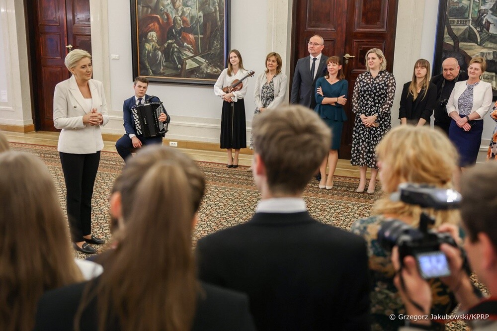 W poniedziałek w Pałacu Prezydenckim gościli laureaci konkursu zorganizowanego przez Instytut Pamięci Narodowej wraz z miastem Ruda Śląska, a objętego honorowym patronatem Agaty Kornhauser–Dudy. 

fot. Grzegorz Jakubowski