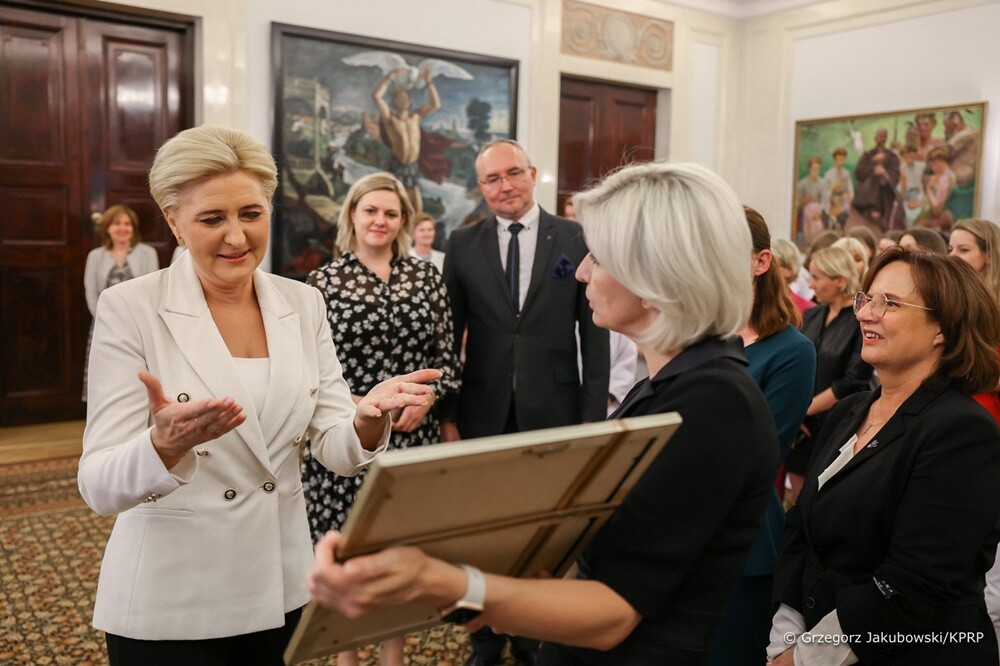 W poniedziałek w Pałacu Prezydenckim gościli laureaci konkursu zorganizowanego przez Instytut Pamięci Narodowej wraz z miastem Ruda Śląska, a objętego honorowym patronatem Agaty Kornhauser–Dudy. 

fot. Grzegorz Jakubowski