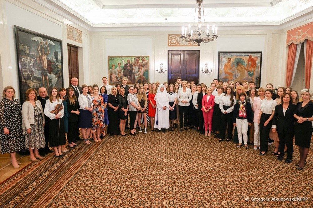 W poniedziałek w Pałacu Prezydenckim gościli laureaci konkursu zorganizowanego przez Instytut Pamięci Narodowej wraz z miastem Ruda Śląska, a objętego honorowym patronatem Agaty Kornhauser–Dudy. 

fot. Grzegorz Jakubowski