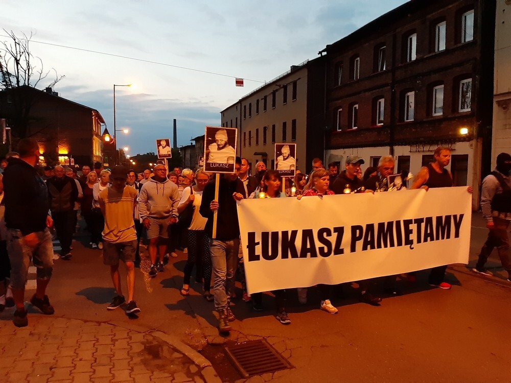 Co najmniej kilkaset osób przeszło ulicami Świętochłowic, aby uczcić pamięć zamordowanego niedawno Łukasza Porwolika.