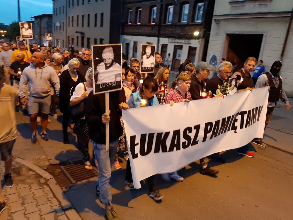 Co najmniej kilkaset osób przeszło ulicami Świętochłowic, aby uczcić pamięć zamordowanego niedawno Łukasza Porwolika.