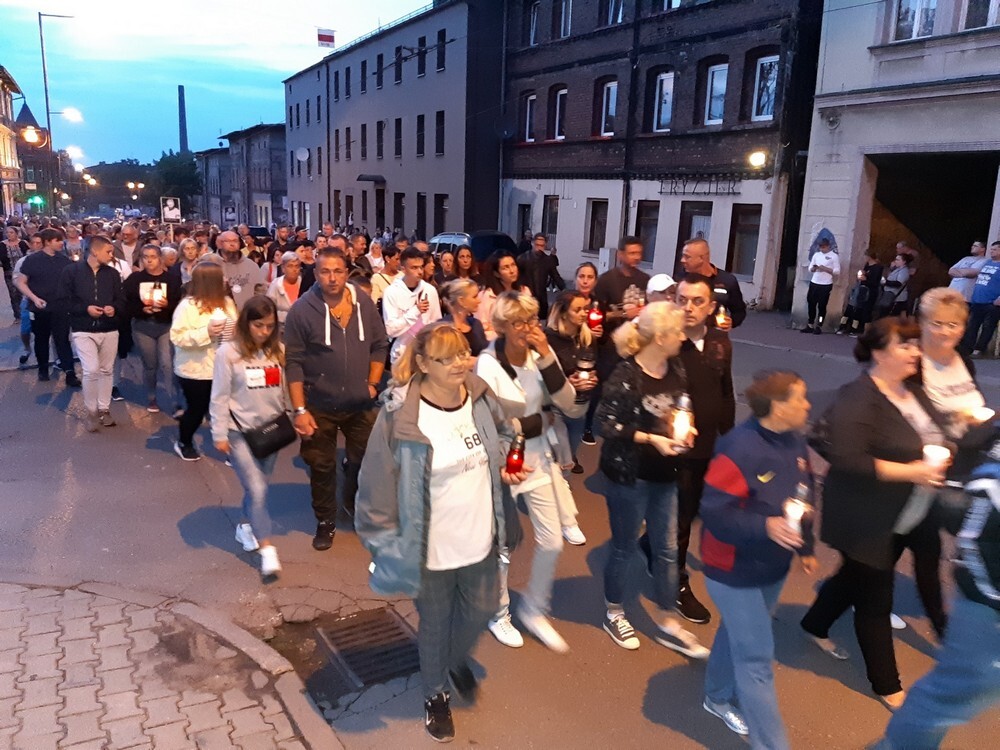 Co najmniej kilkaset osób przeszło ulicami Świętochłowic, aby uczcić pamięć zamordowanego niedawno Łukasza Porwolika.
