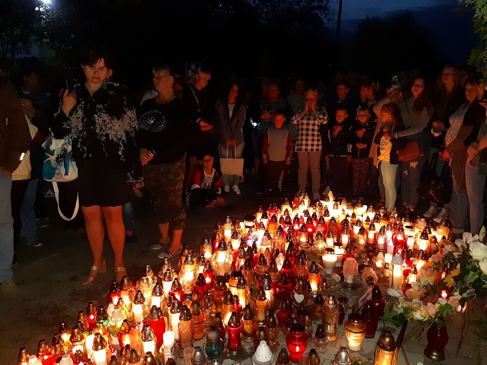 Co najmniej kilkaset osób przeszło ulicami Świętochłowic, aby uczcić pamięć zamordowanego niedawno Łukasza Porwolika.