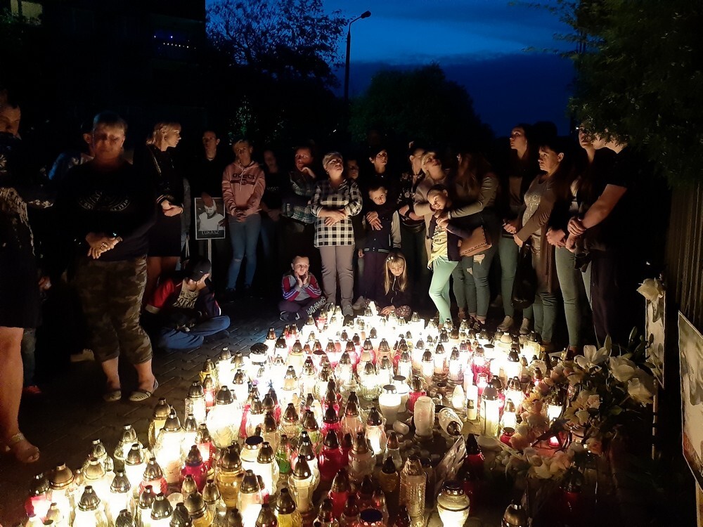 Co najmniej kilkaset osób przeszło ulicami Świętochłowic, aby uczcić pamięć zamordowanego niedawno Łukasza Porwolika.