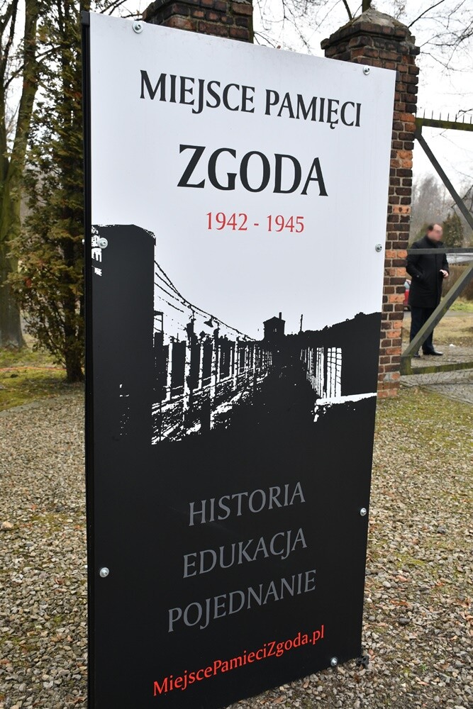 Mieszkańcy Śląska wzięli udział w Marszu na Zgodę. Jego uczestnicy przeszli 10-kilometrową trasę z Katowic pod bramę byłego obozu pracy w Zgodzie w Świętochłowicach. Tam tradycyjnie uczczono ofiary Tragedii Górnośląskiej. 

fot. Jacek Knapik