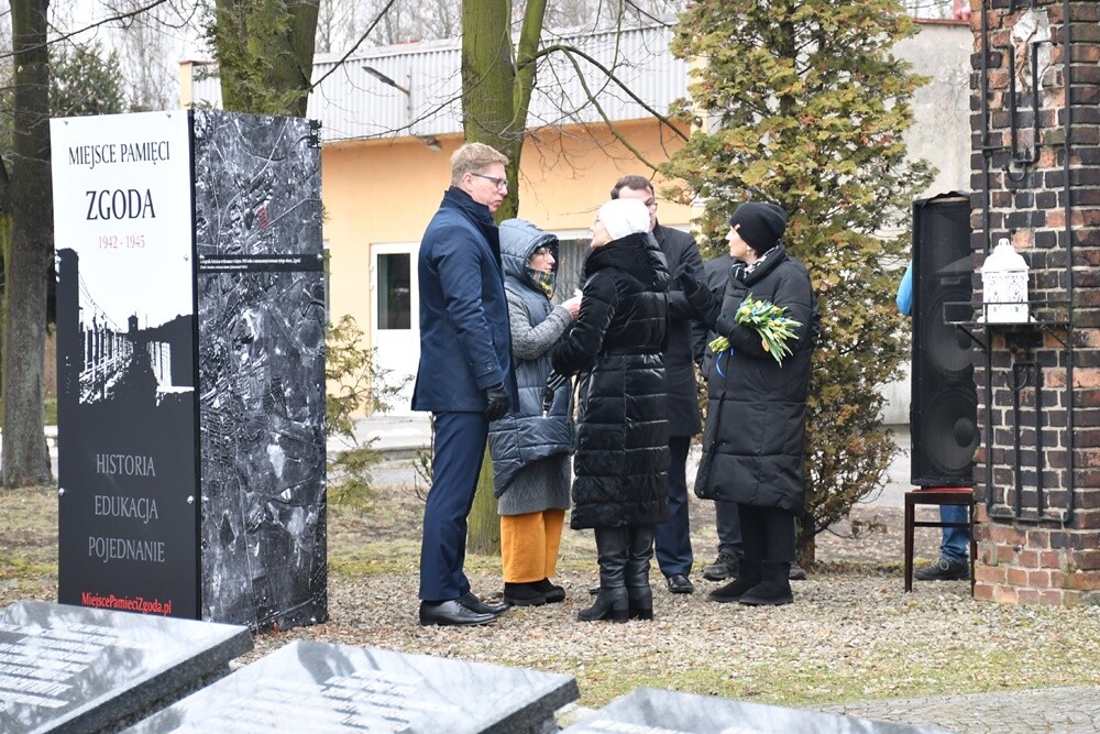 Mieszkańcy Śląska wzięli udział w Marszu na Zgodę. Jego uczestnicy przeszli 10-kilometrową trasę z Katowic pod bramę byłego obozu pracy w Zgodzie w Świętochłowicach. Tam tradycyjnie uczczono ofiary Tragedii Górnośląskiej. 

fot. Jacek Knapik