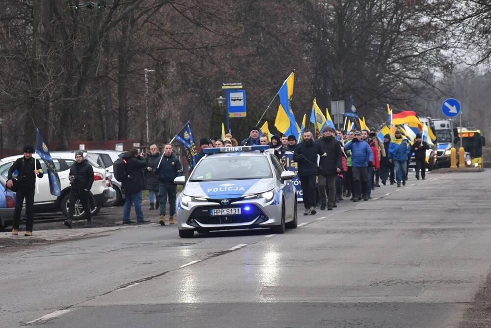 Mieszkańcy Śląska wzięli udział w Marszu na Zgodę. Jego uczestnicy przeszli 10-kilometrową trasę z Katowic pod bramę byłego obozu pracy w Zgodzie w Świętochłowicach. Tam tradycyjnie uczczono ofiary Tragedii Górnośląskiej. 

fot. Jacek Knapik