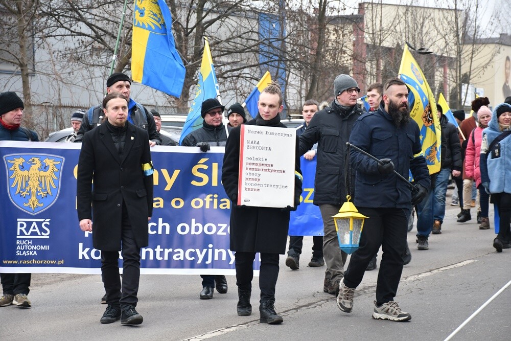 Mieszkańcy Śląska wzięli udział w Marszu na Zgodę. Jego uczestnicy przeszli 10-kilometrową trasę z Katowic pod bramę byłego obozu pracy w Zgodzie w Świętochłowicach. Tam tradycyjnie uczczono ofiary Tragedii Górnośląskiej. 

fot. Jacek Knapik