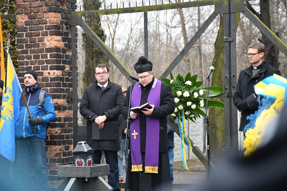 Mieszkańcy Śląska wzięli udział w Marszu na Zgodę. Jego uczestnicy przeszli 10-kilometrową trasę z Katowic pod bramę byłego obozu pracy w Zgodzie w Świętochłowicach. Tam tradycyjnie uczczono ofiary Tragedii Górnośląskiej. 

fot. Jacek Knapik