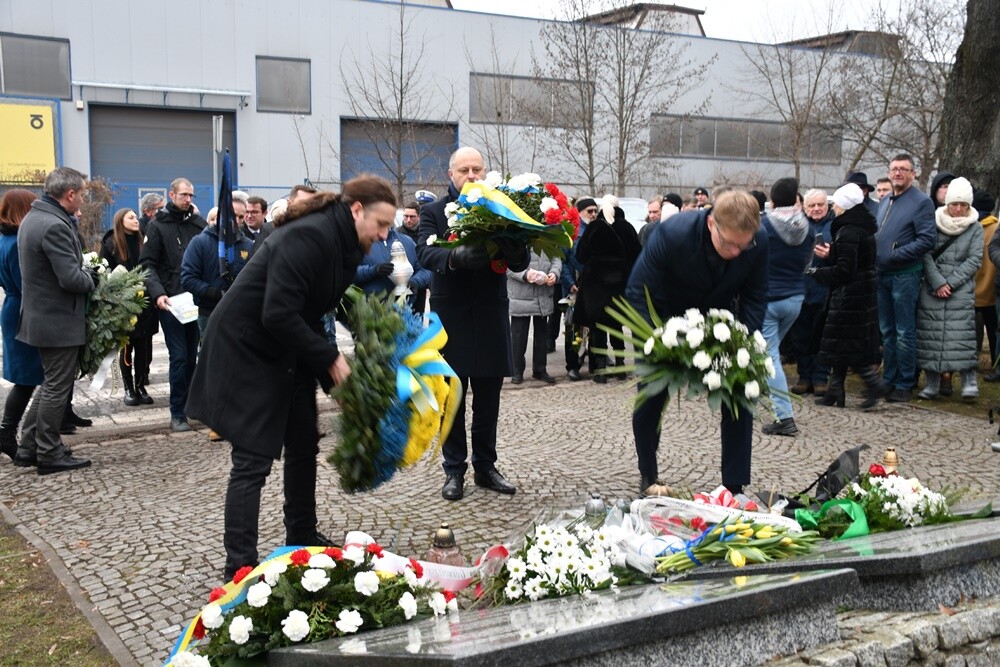 Mieszkańcy Śląska wzięli udział w Marszu na Zgodę. Jego uczestnicy przeszli 10-kilometrową trasę z Katowic pod bramę byłego obozu pracy w Zgodzie w Świętochłowicach. Tam tradycyjnie uczczono ofiary Tragedii Górnośląskiej. 

fot. Jacek Knapik