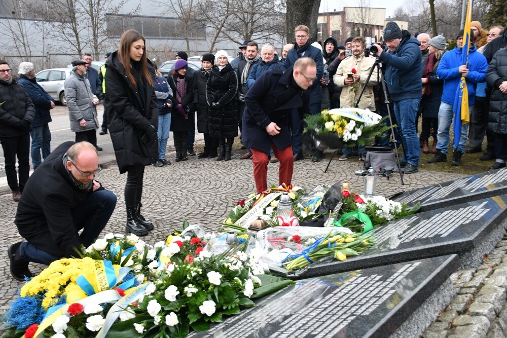 Mieszkańcy Śląska wzięli udział w Marszu na Zgodę. Jego uczestnicy przeszli 10-kilometrową trasę z Katowic pod bramę byłego obozu pracy w Zgodzie w Świętochłowicach. Tam tradycyjnie uczczono ofiary Tragedii Górnośląskiej. 

fot. Jacek Knapik