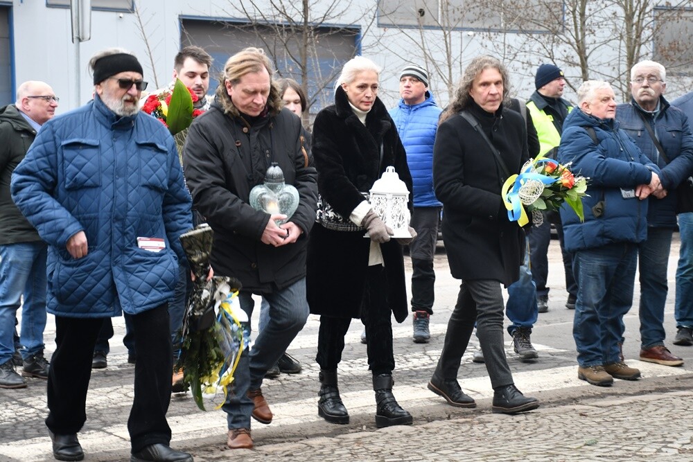 Mieszkańcy Śląska wzięli udział w Marszu na Zgodę. Jego uczestnicy przeszli 10-kilometrową trasę z Katowic pod bramę byłego obozu pracy w Zgodzie w Świętochłowicach. Tam tradycyjnie uczczono ofiary Tragedii Górnośląskiej. 

fot. Jacek Knapik