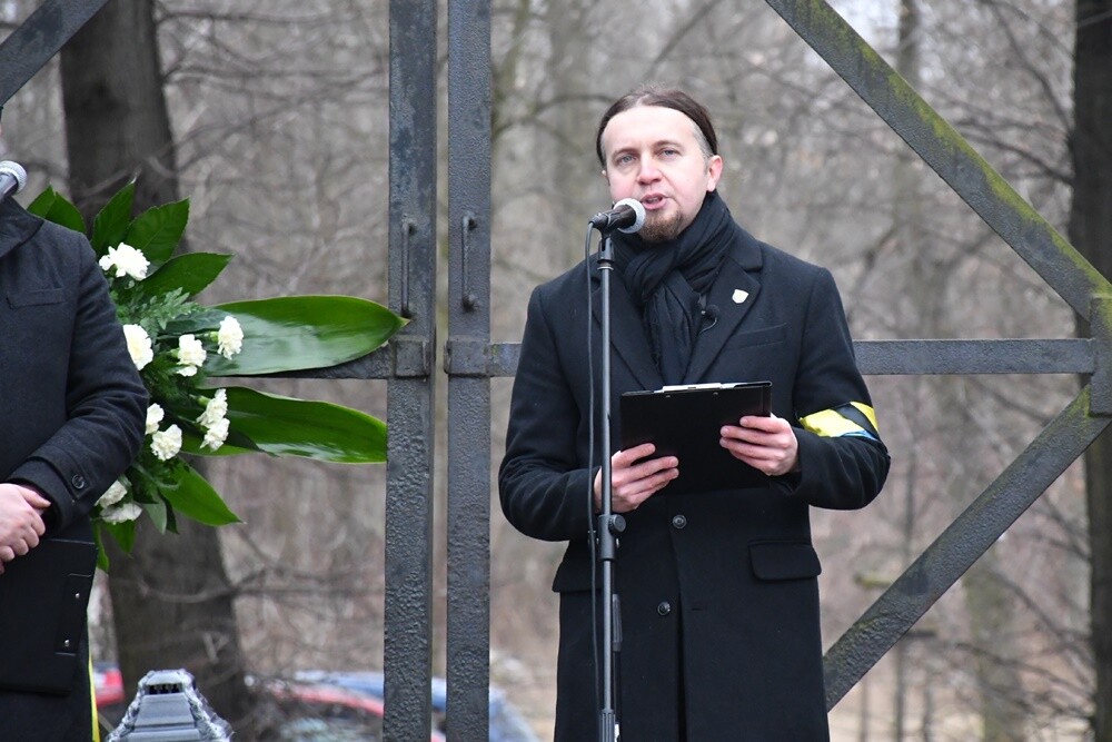 Mieszkańcy Śląska wzięli udział w Marszu na Zgodę. Jego uczestnicy przeszli 10-kilometrową trasę z Katowic pod bramę byłego obozu pracy w Zgodzie w Świętochłowicach. Tam tradycyjnie uczczono ofiary Tragedii Górnośląskiej. 

fot. Jacek Knapik