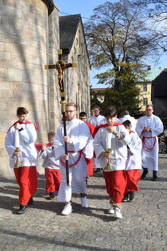 Najmłodsi mieszkańcy Kochłowic wyjątkowo uczcili uroczystość Wszystkich Świętych. Dzieci przebrały się za swoich ulubionych świętych i błogosławionych!

fot. Jacek Knapik