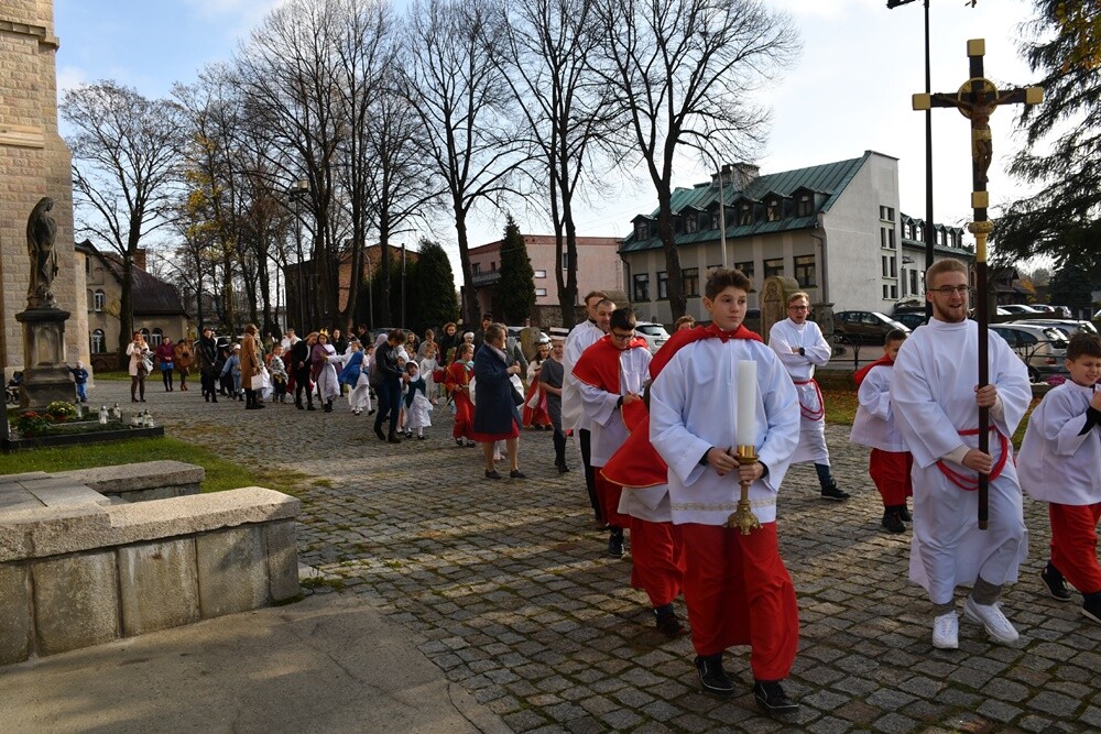 Najmłodsi mieszkańcy Kochłowic wyjątkowo uczcili uroczystość Wszystkich Świętych. Dzieci przebrały się za swoich ulubionych świętych i błogosławionych!

fot. Jacek Knapik