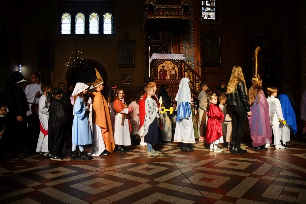 Najmłodsi mieszkańcy Kochłowic wyjątkowo uczcili uroczystość Wszystkich Świętych. Dzieci przebrały się za swoich ulubionych świętych i błogosławionych!

fot. Jacek Knapik