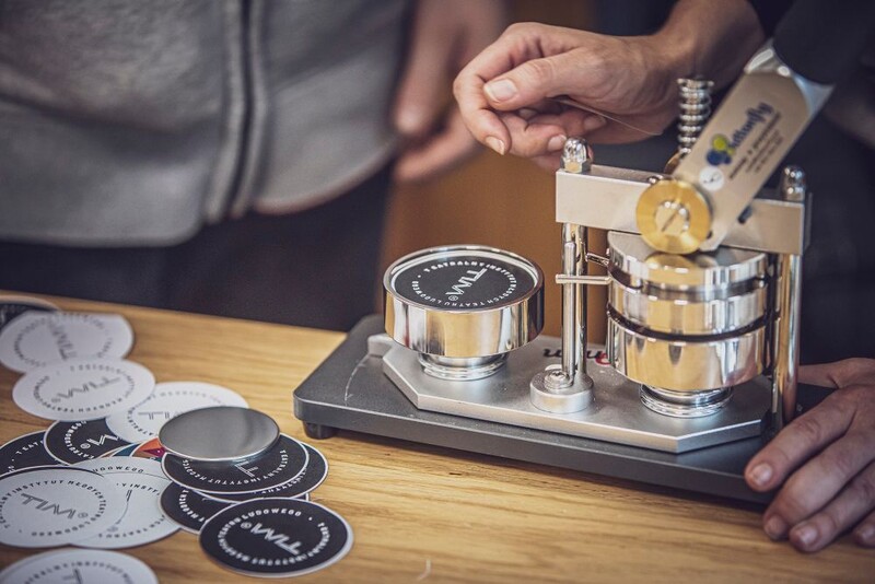 Maszyna do przypinek w służbie dobrych spraw