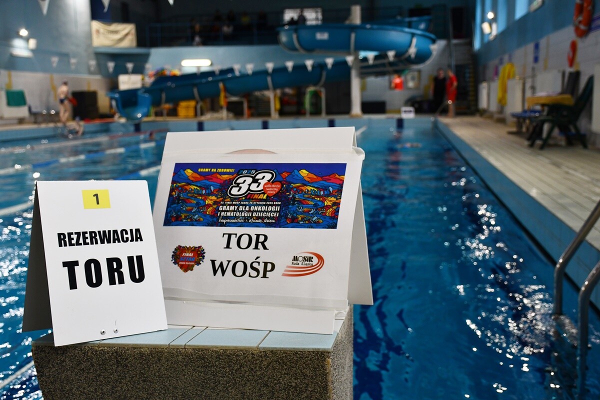 Sport na rzecz WOŚP – sztafeta pływacka i mecz hokeja pod wodą w Rudzie Śląskiej.