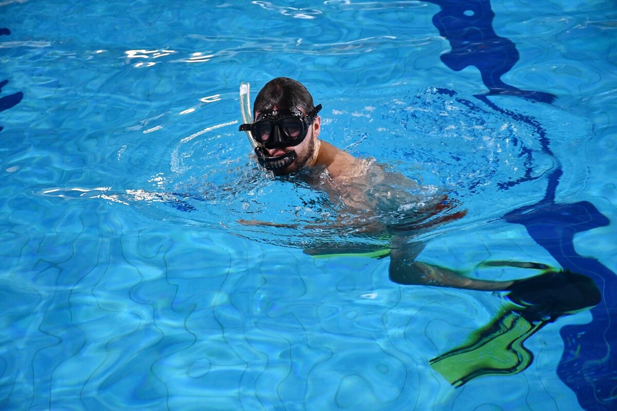 Sport na rzecz WOŚP – sztafeta pływacka i mecz hokeja pod wodą w Rudzie Śląskiej.