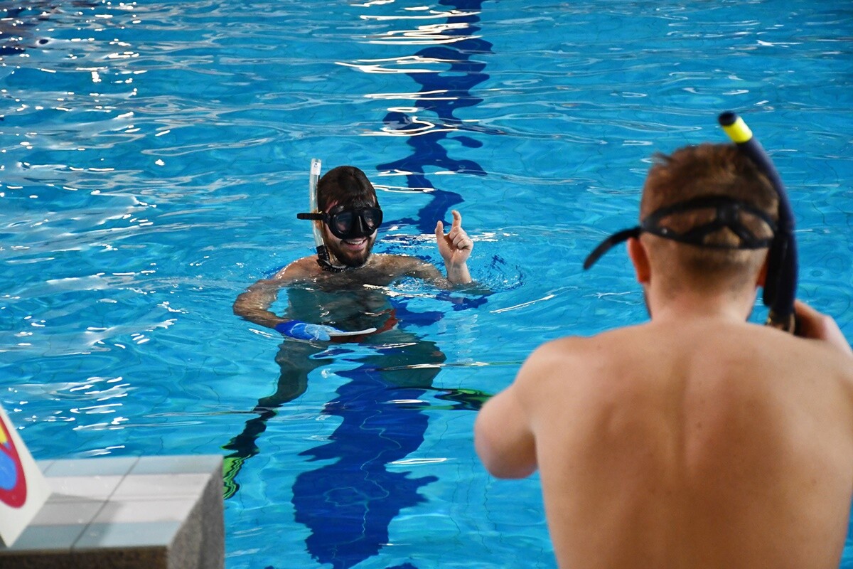 Sport na rzecz WOŚP – sztafeta pływacka i mecz hokeja pod wodą w Rudzie Śląskiej.