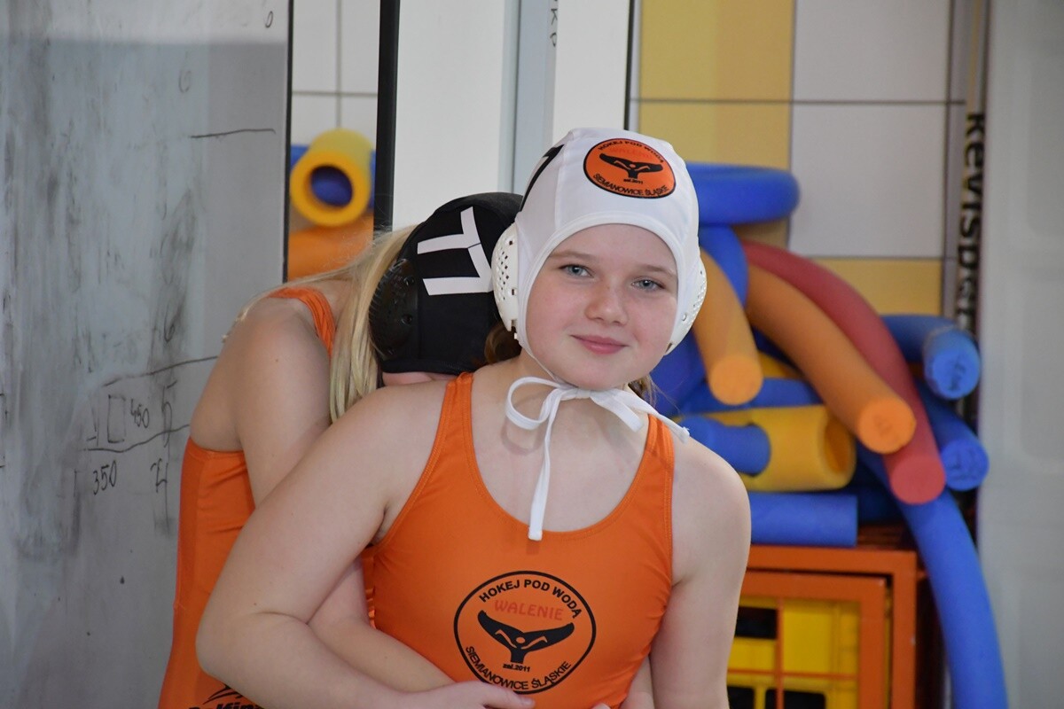 Sport na rzecz WOŚP – sztafeta pływacka i mecz hokeja pod wodą w Rudzie Śląskiej.