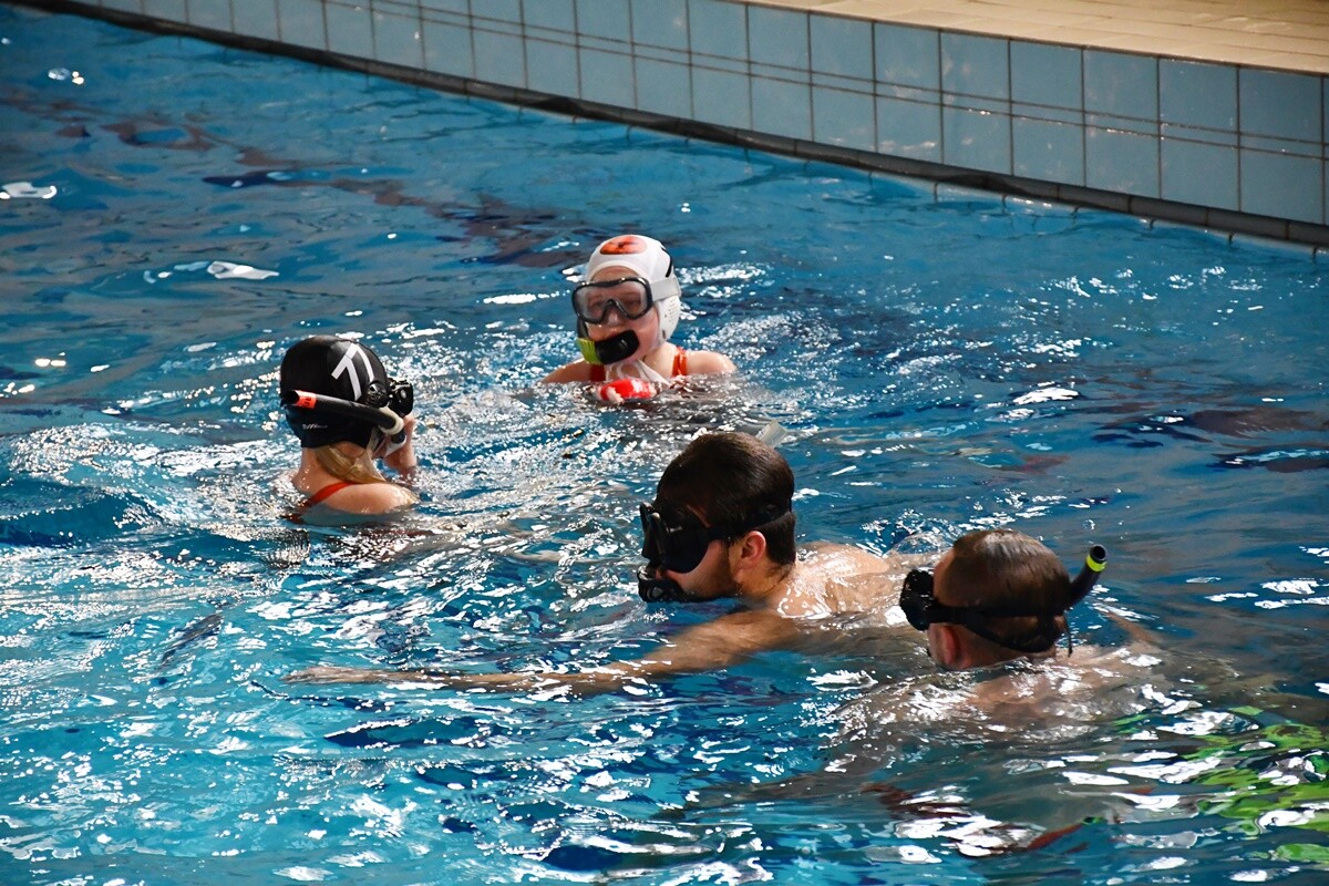 Sport na rzecz WOŚP – sztafeta pływacka i mecz hokeja pod wodą w Rudzie Śląskiej.