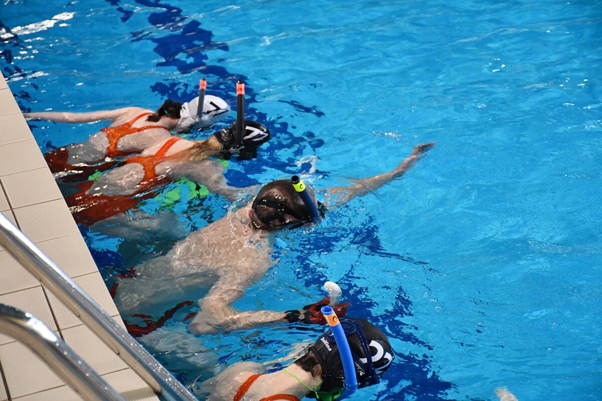 Sport na rzecz WOŚP – sztafeta pływacka i mecz hokeja pod wodą w Rudzie Śląskiej.