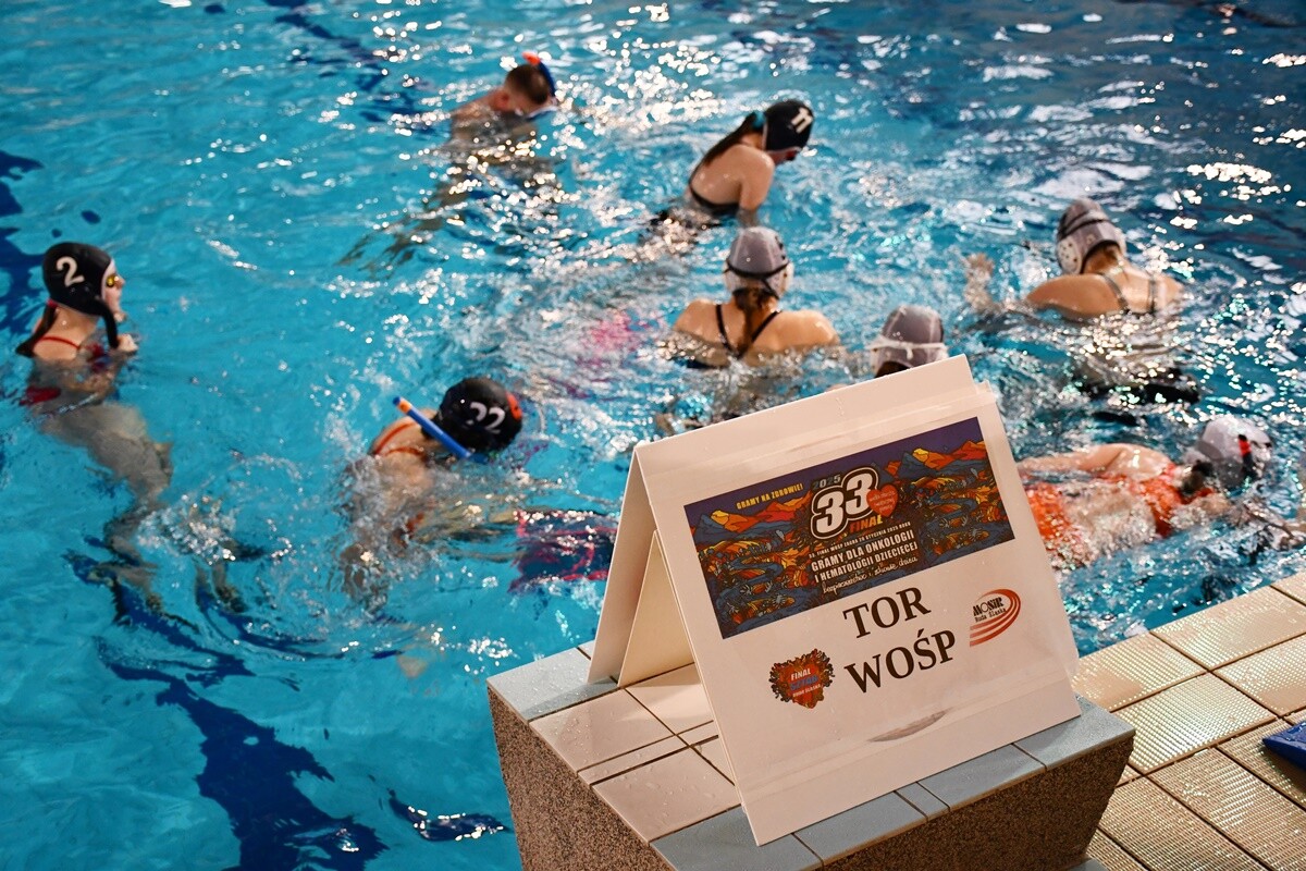 Sport na rzecz WOŚP – sztafeta pływacka i mecz hokeja pod wodą w Rudzie Śląskiej.