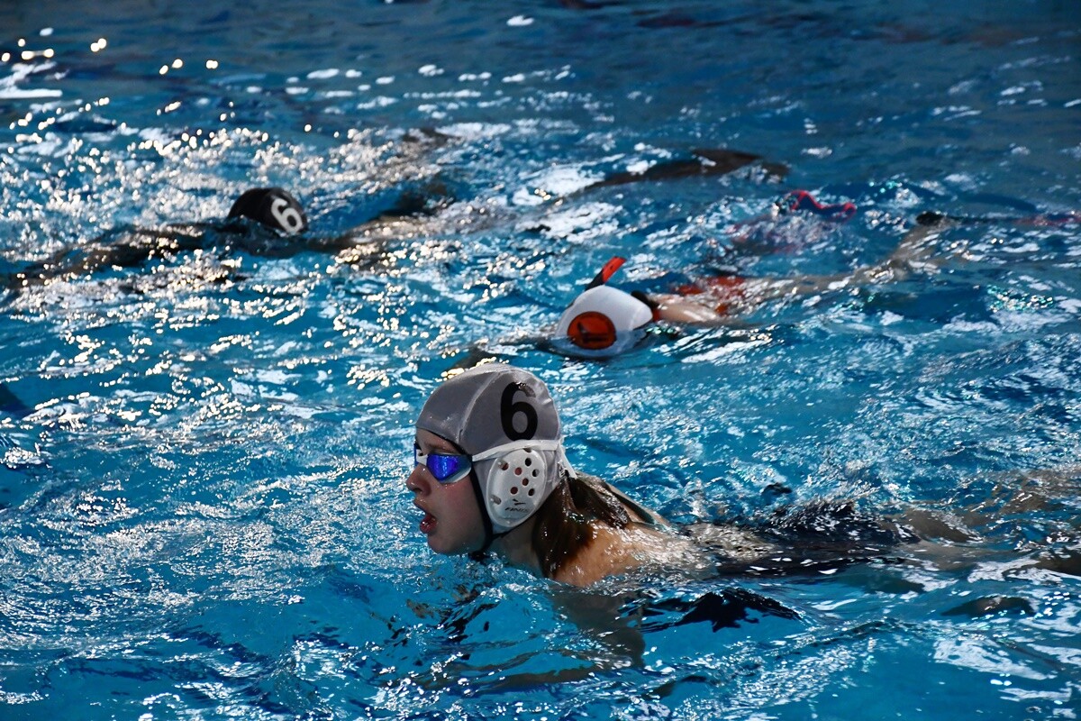 Sport na rzecz WOŚP – sztafeta pływacka i mecz hokeja pod wodą w Rudzie Śląskiej.