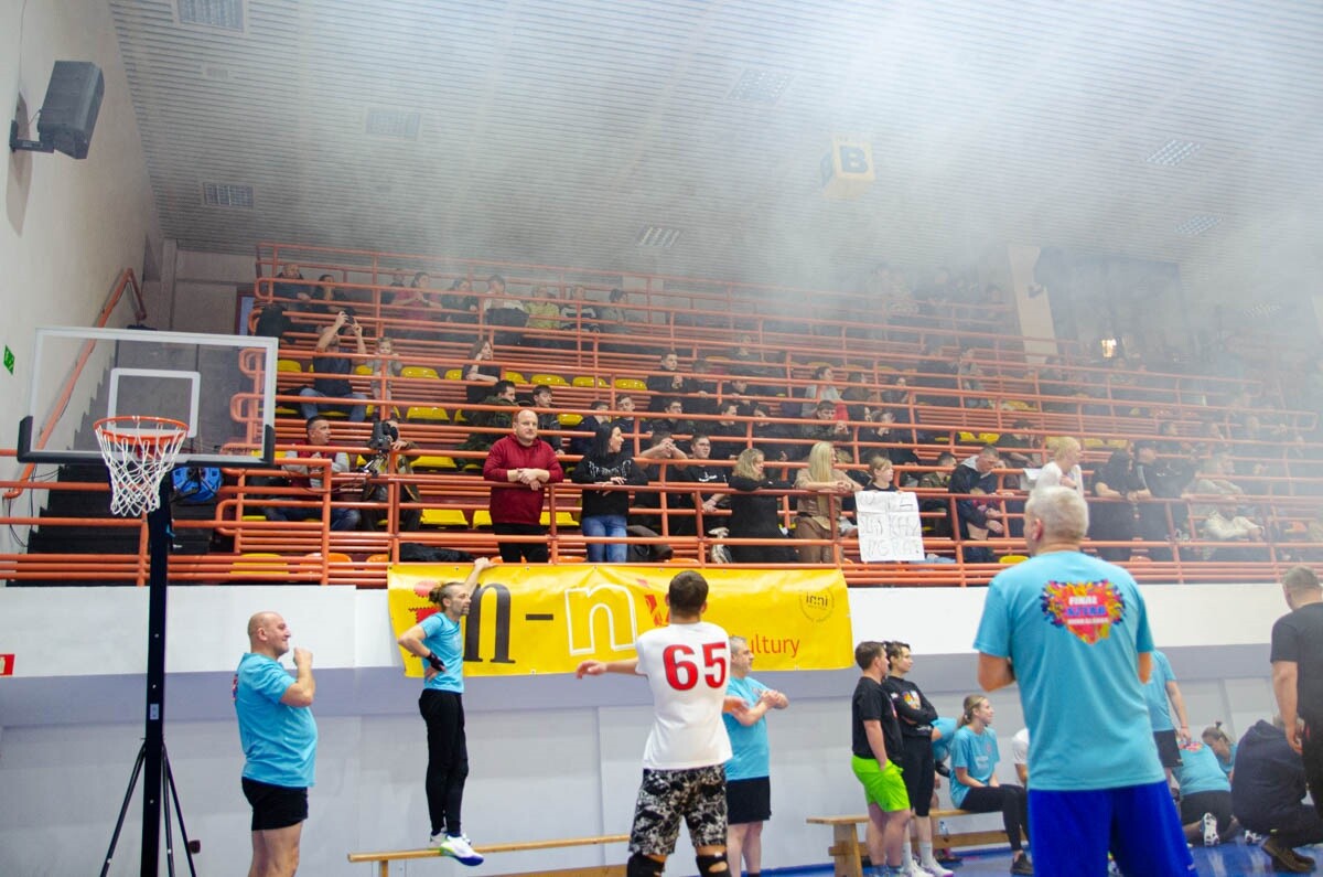 Mecz siatkówki pomiędzy sztabami WOŚP. / fot. Marek Faber