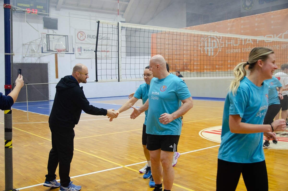 Mecz siatkówki pomiędzy sztabami WOŚP. / fot. Marek Faber