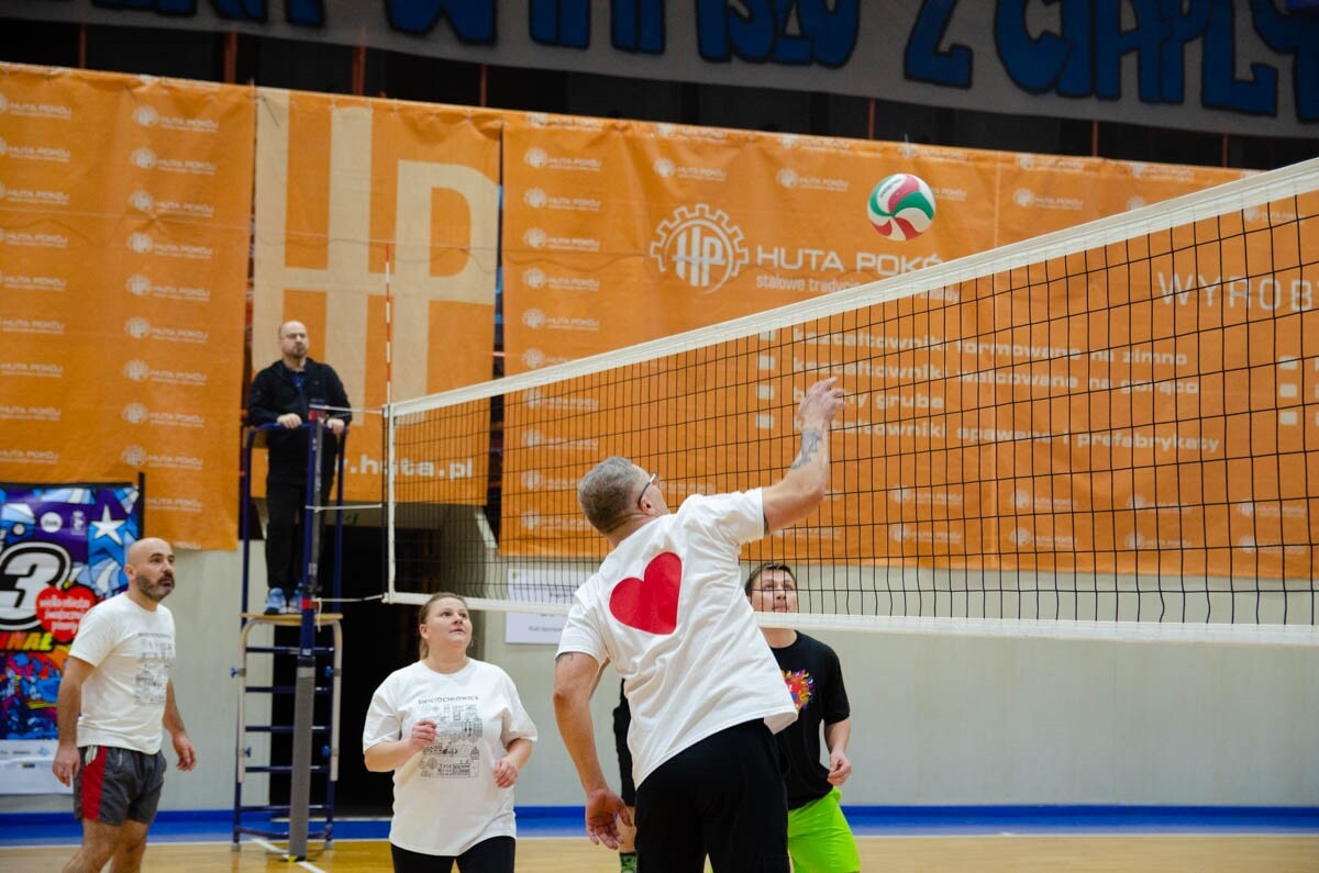 Mecz siatkówki pomiędzy sztabami WOŚP. / fot. Marek Faber
