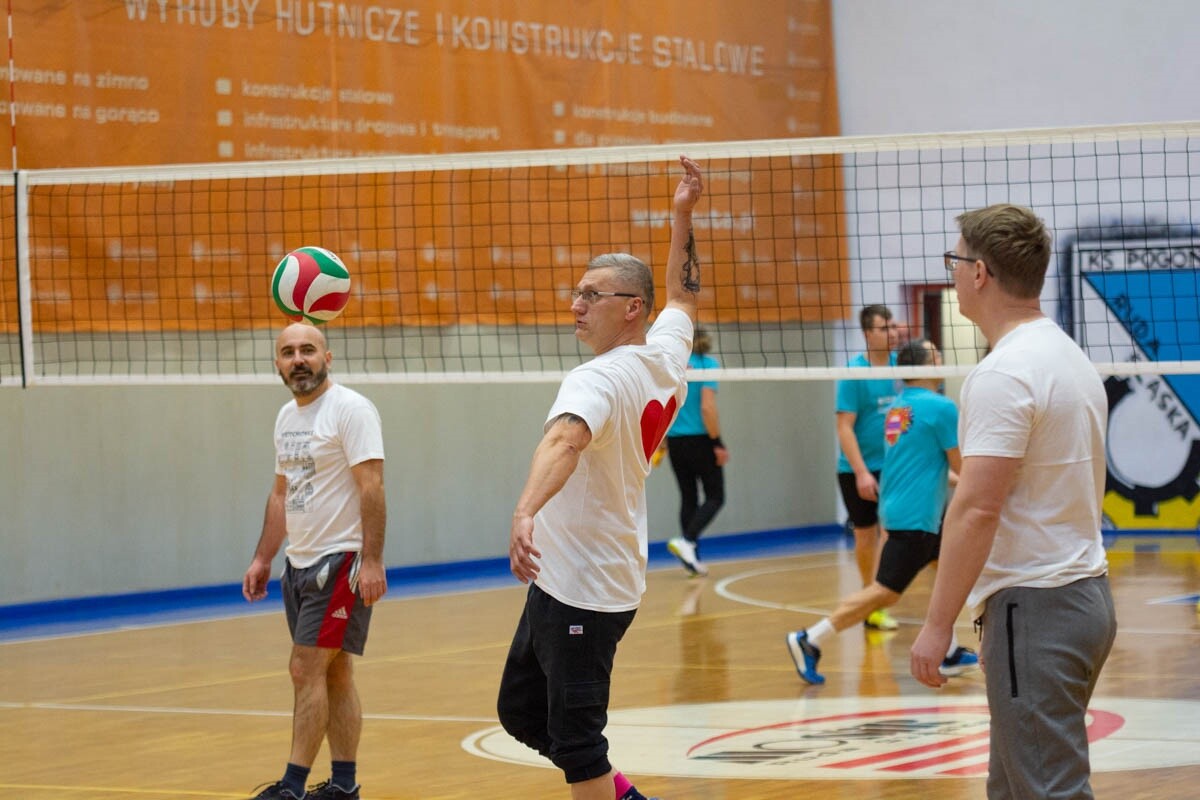 Mecz siatkówki pomiędzy sztabami WOŚP. / fot. Marek Faber