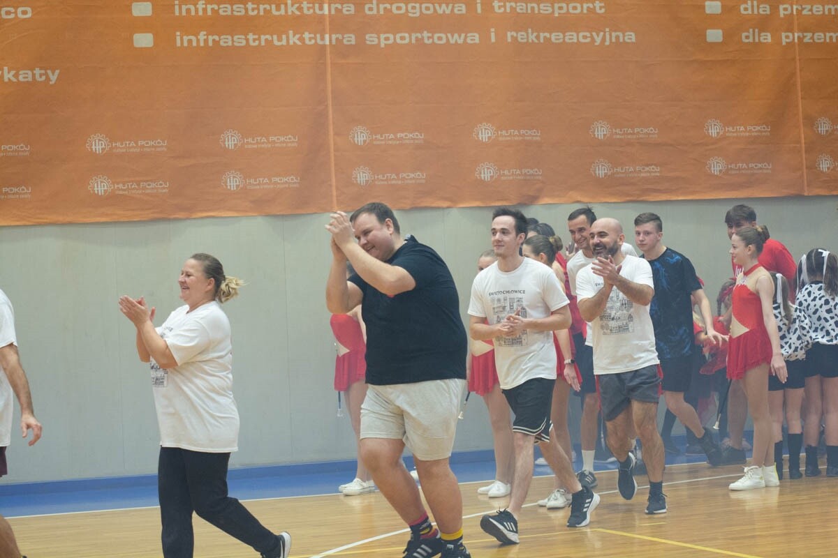 Mecz siatkówki pomiędzy sztabami WOŚP. / fot. Marek Faber