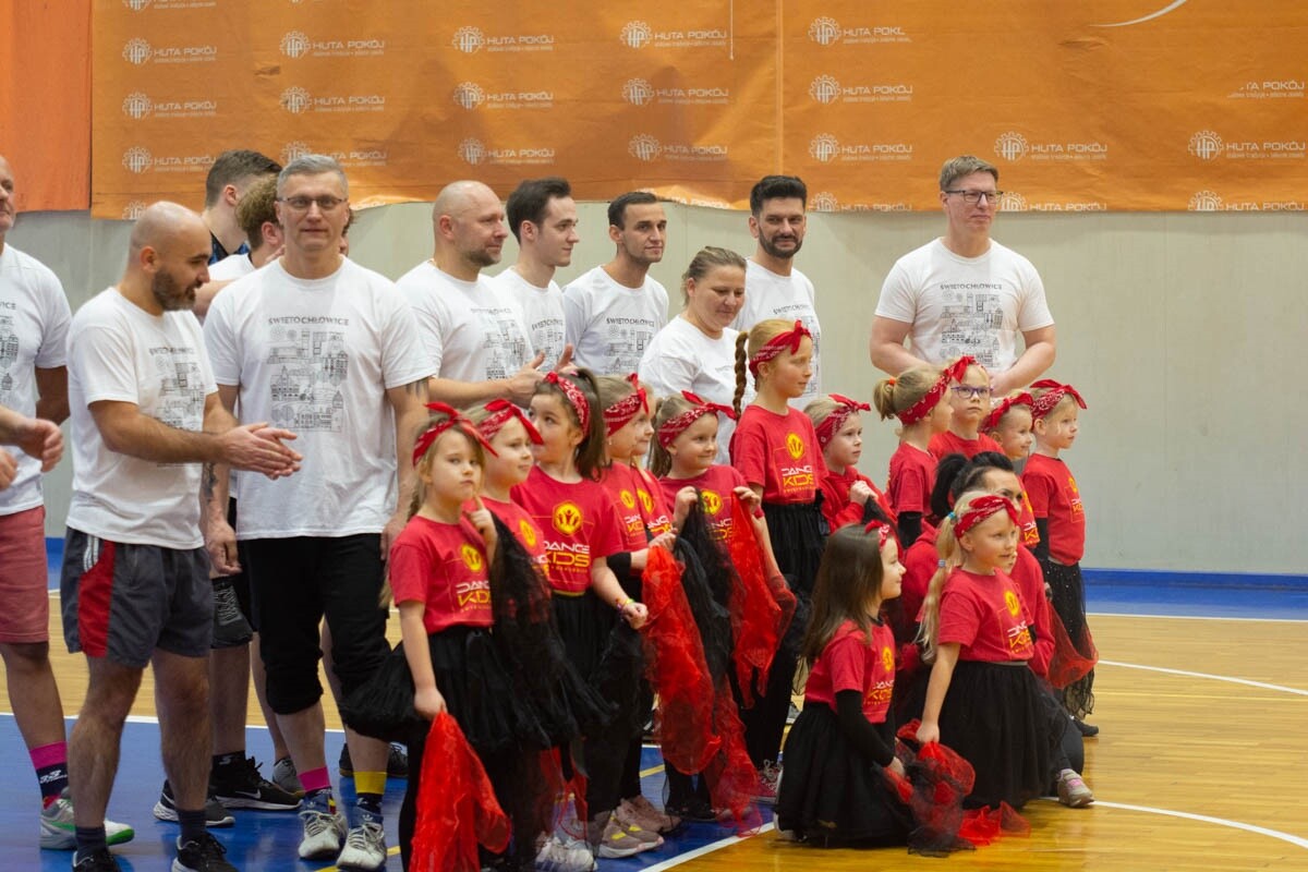 Mecz siatkówki pomiędzy sztabami WOŚP. / fot. Marek Faber