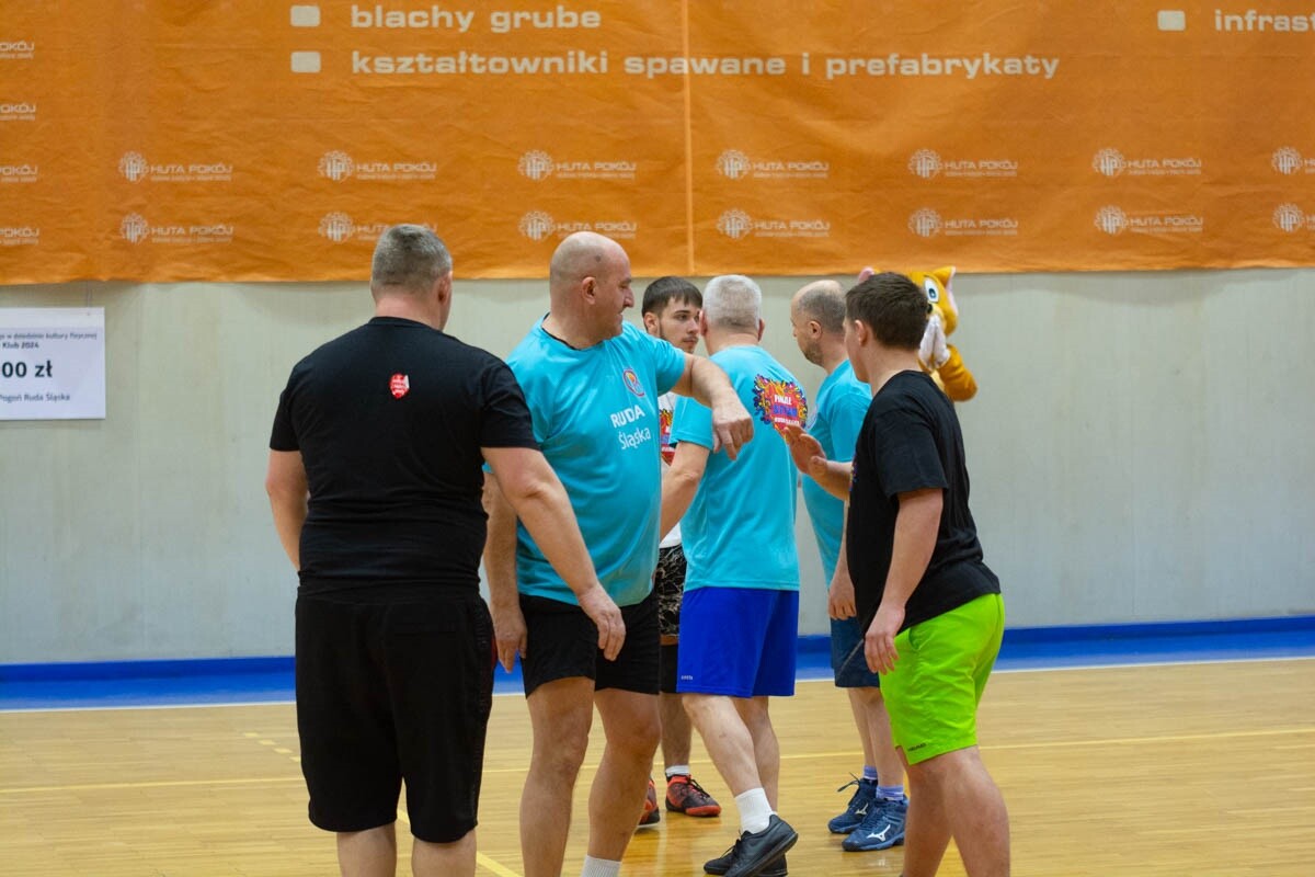 Mecz siatkówki pomiędzy sztabami WOŚP. / fot. Marek Faber