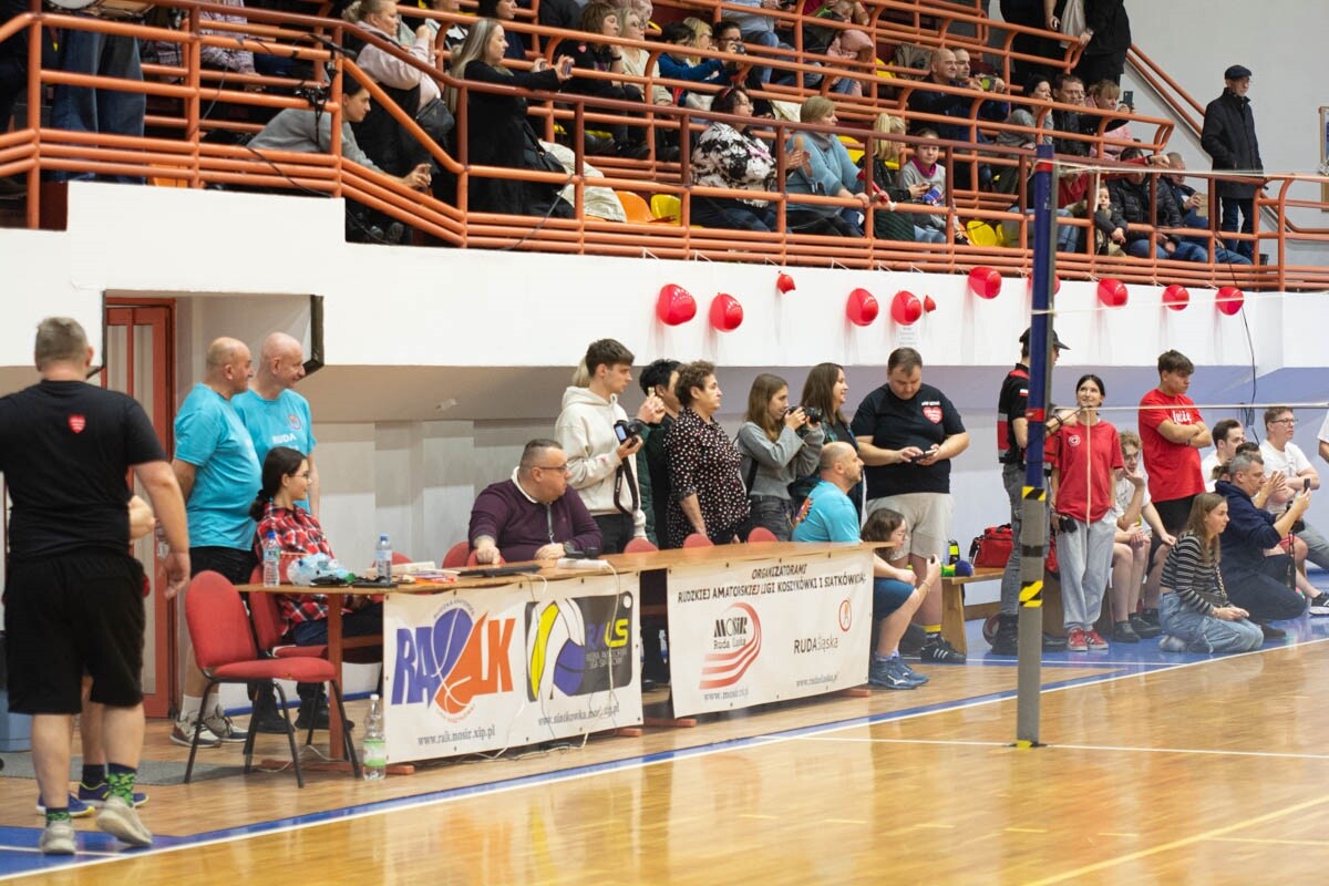 Mecz siatkówki pomiędzy sztabami WOŚP. / fot. Marek Faber