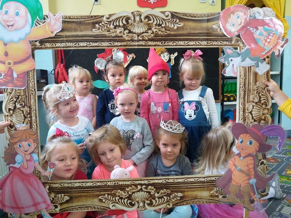 Bajki, baśnie zarówno te czytane, jak i oglądane, odgrywają ważną rolę w życiu dziecka. Dlatego bajkowi bohaterzy doczekali się swojego święta. Dzień Postaci z Bajek przypada na 5 listopada i jest to jednocześnie dzień urodzin Walta Disney’a. Z tej okazji w wielu rudzkich szkołach i przedszkolach odbyły się specjalne imprezy.