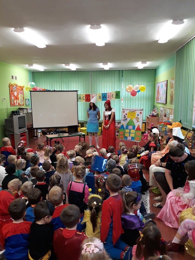 Bajki, baśnie zarówno te czytane, jak i oglądane, odgrywają ważną rolę w życiu dziecka. Dlatego bajkowi bohaterzy doczekali się swojego święta. Dzień Postaci z Bajek przypada na 5 listopada i jest to jednocześnie dzień urodzin Walta Disney’a. Z tej okazji w wielu rudzkich szkołach i przedszkolach odbyły się specjalne imprezy.