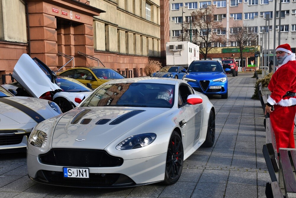 Dzisiaj przez Rudę Śląską przejechał zmotoryzowany orszak świętego Mikołaja! Zamiast reniferów można było zobaczyć pojazdy takie jak: Porsche 911 turbo S, Porsche 911 Carrera, MCLaren, Corvetta, BMW i wiele innych.  

fot. Jacek Knapik