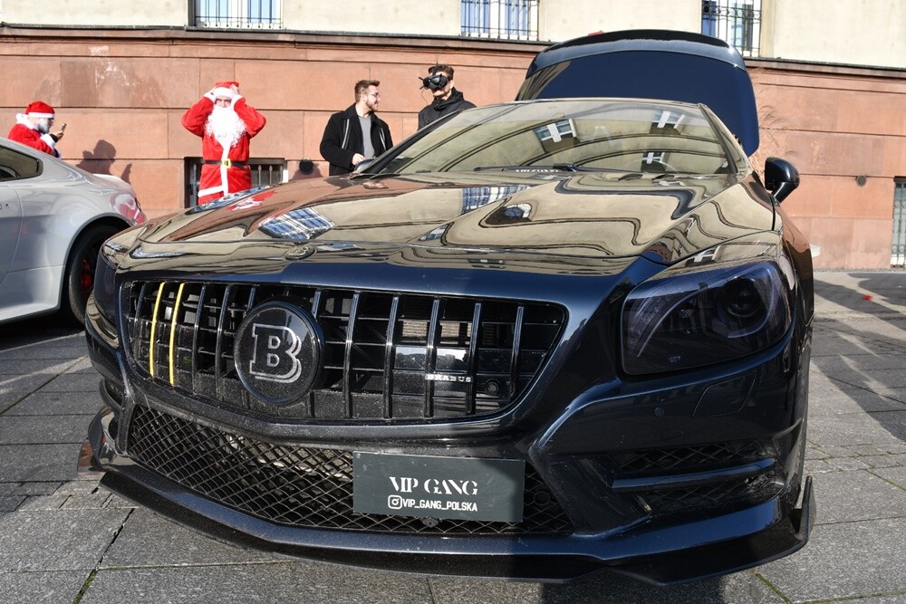 Dzisiaj przez Rudę Śląską przejechał zmotoryzowany orszak świętego Mikołaja! Zamiast reniferów można było zobaczyć pojazdy takie jak: Porsche 911 turbo S, Porsche 911 Carrera, MCLaren, Corvetta, BMW i wiele innych.  

fot. Jacek Knapik
