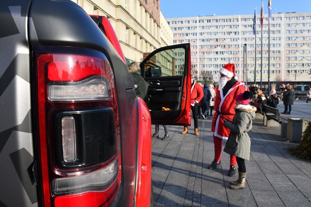 Dzisiaj przez Rudę Śląską przejechał zmotoryzowany orszak świętego Mikołaja! Zamiast reniferów można było zobaczyć pojazdy takie jak: Porsche 911 turbo S, Porsche 911 Carrera, MCLaren, Corvetta, BMW i wiele innych.  

fot. Jacek Knapik